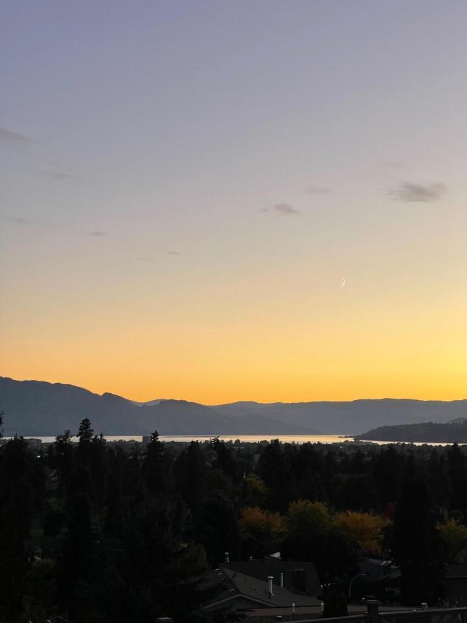 A Vista Villa Couples Retreat Kelowna Exterior photo