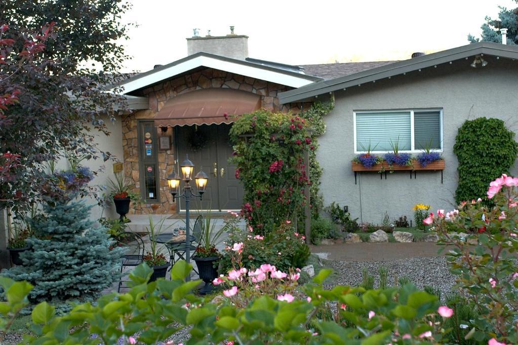 A Vista Villa Couples Retreat Kelowna Exterior photo