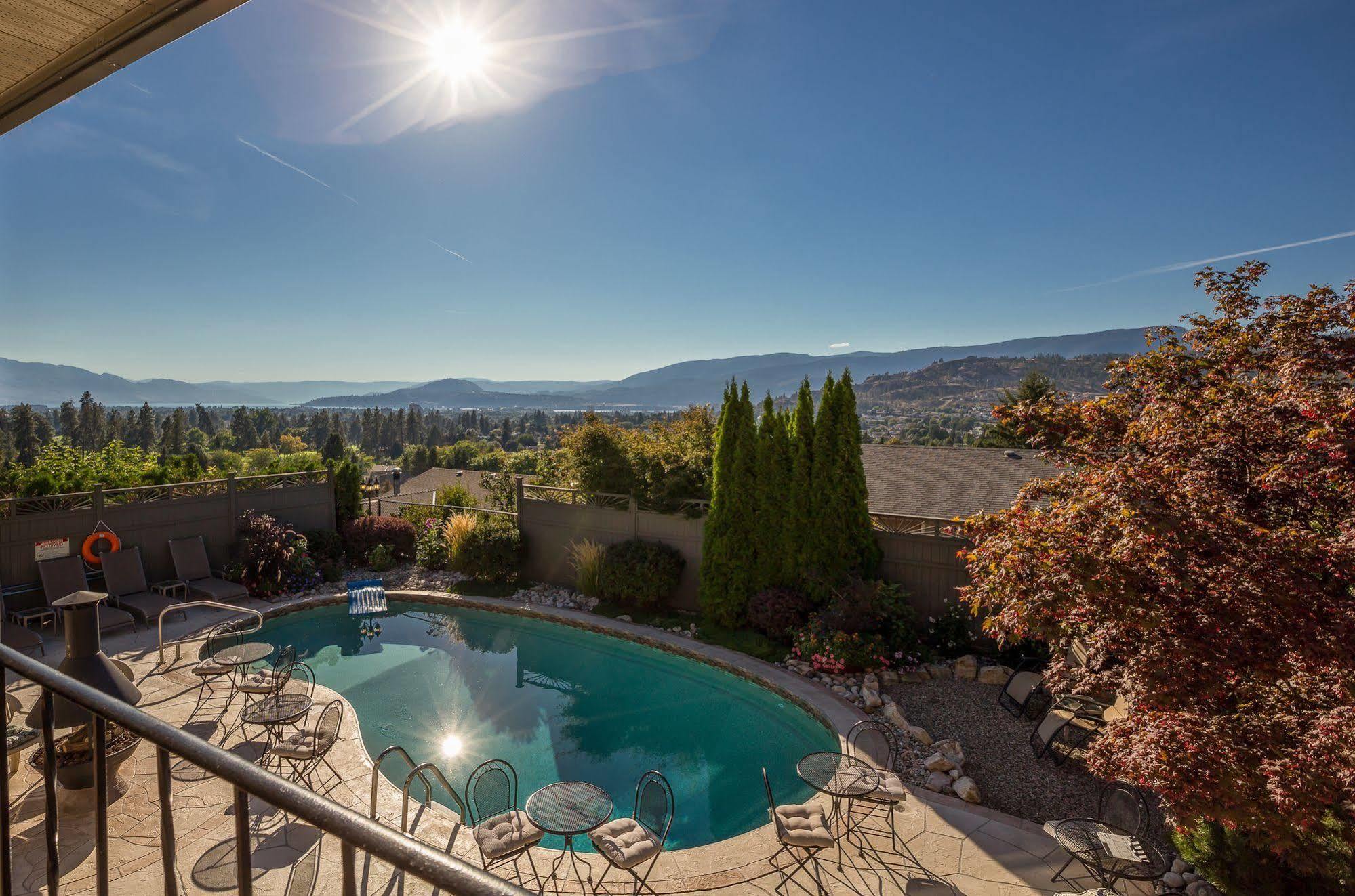 A Vista Villa Couples Retreat Kelowna Exterior photo